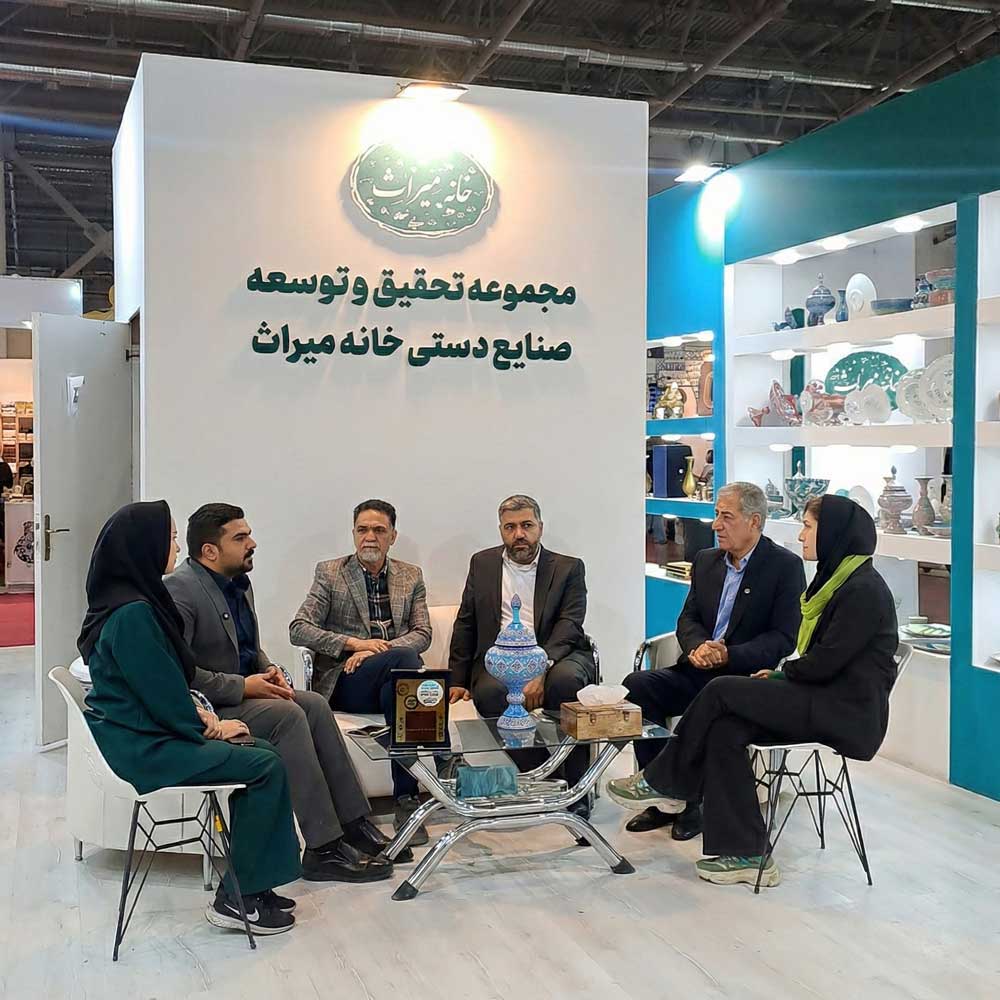 نشست مشترک هیئت‌مدیره انجمن صنایع دستی با مدیریت خانه میراث در قلب نمایشگاه اصفهان،
